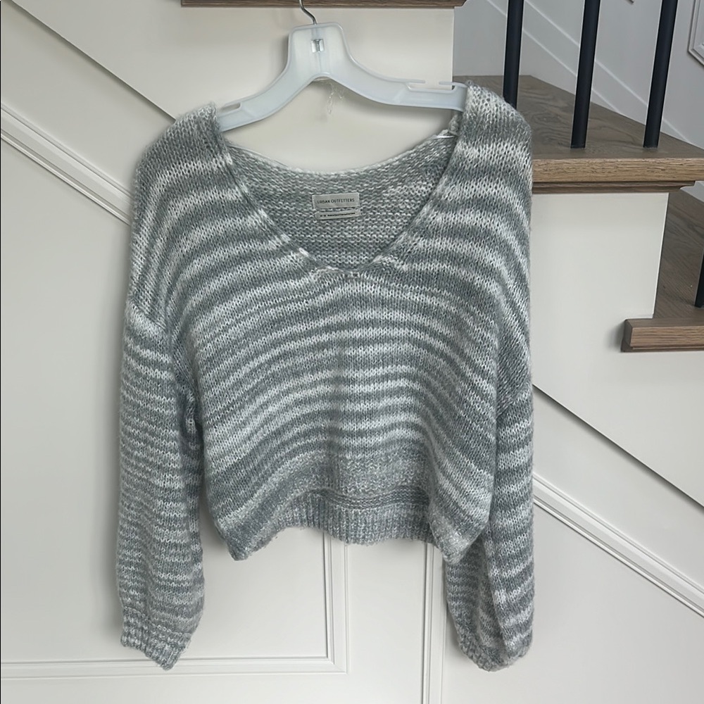 Urban Outfitters Gray V-Neck Cropped Sweater